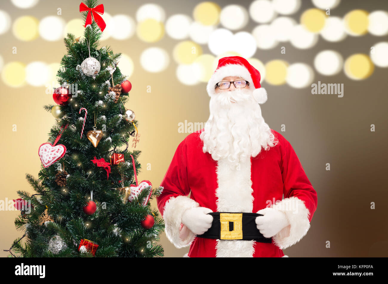 Santa claus am Weihnachtsbaum Stockfoto