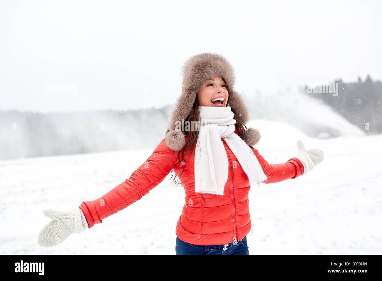 Glückliche Frau im Winter Pelzmütze Spaß im Freien Stockfoto