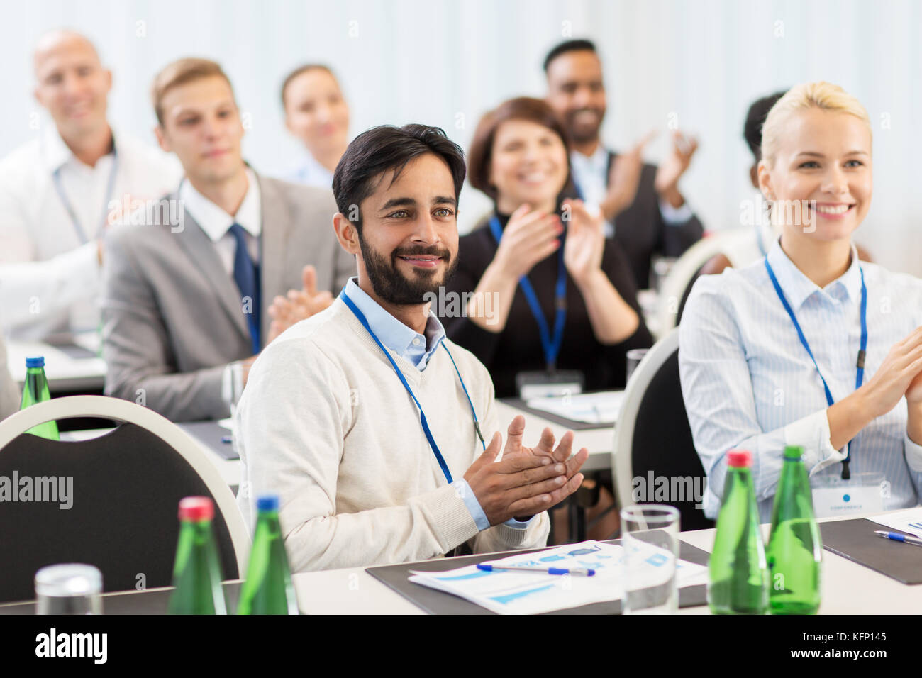 Die Leute applaudieren bei Business Konferenz Stockfoto