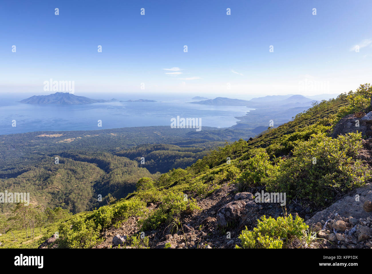 Blick auf kleine Inseln vom Gipfel des Egon Berg in Ost Nusa Tenggara, Indonesien. Stockfoto
