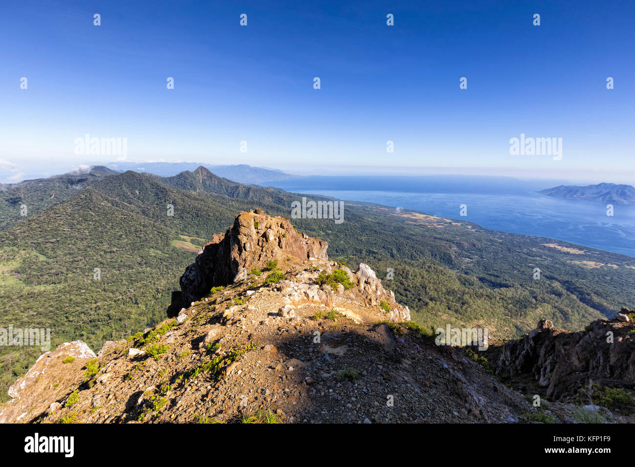 Im Schatten der Gipfel von Egon und Pulau Besar Insel Berg in der Ferne in indoensia. Stockfoto