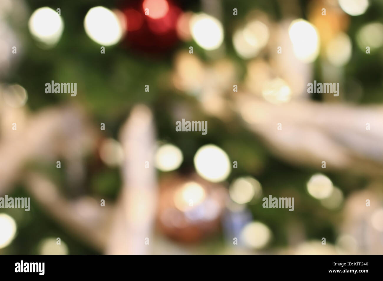 Zusammenfassung Hintergrund eines unscharf Weihnachtsbaum mit unscharfen bokeh Lichter Hintergrund. Stockfoto