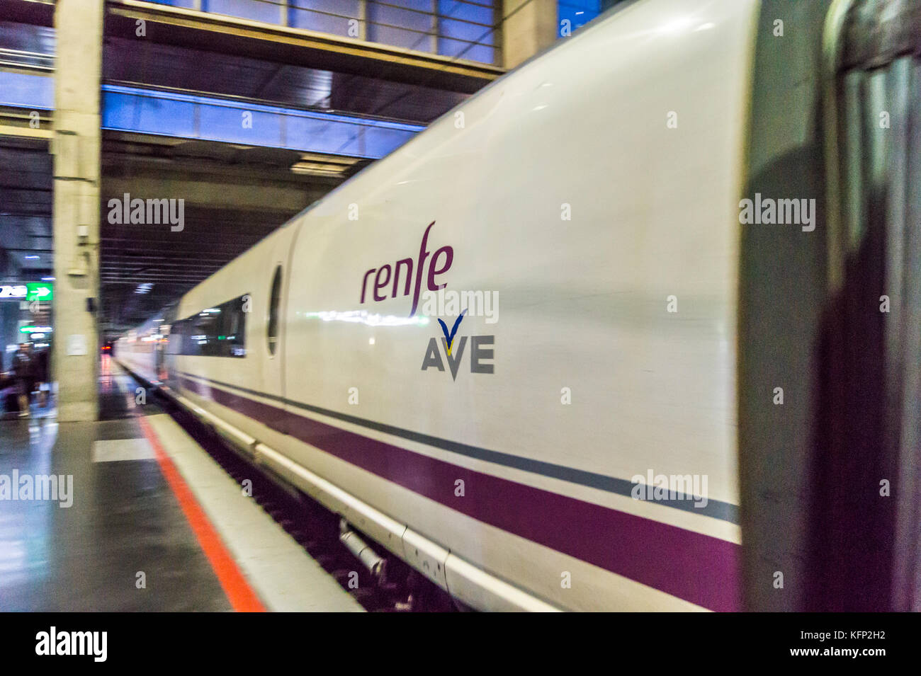 Spanische Hochgeschwindigkeitszug AVE betrieben von RENFE, Cordoba, Andalusien, Spanien mit Bewegungsunschärfe Stockfoto