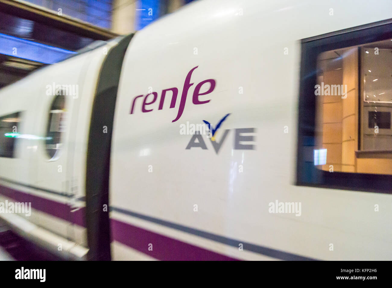 Spanische Hochgeschwindigkeitszug AVE betrieben von RENFE, Cordoba, Andalusien, Spanien mit Bewegungsunschärfe Stockfoto