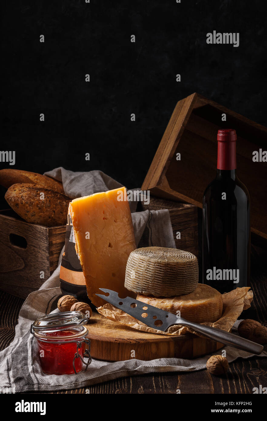Zusammensetzung mit Käse, Brot und Wein Stockfoto