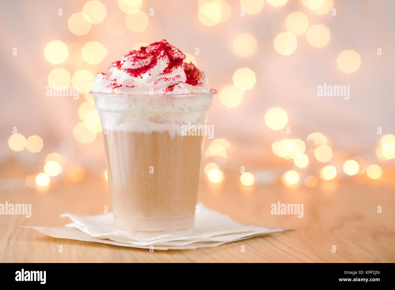 Schale aus Kunststoff mit einem leckeren Drink zum Mitnehmen Stockfoto