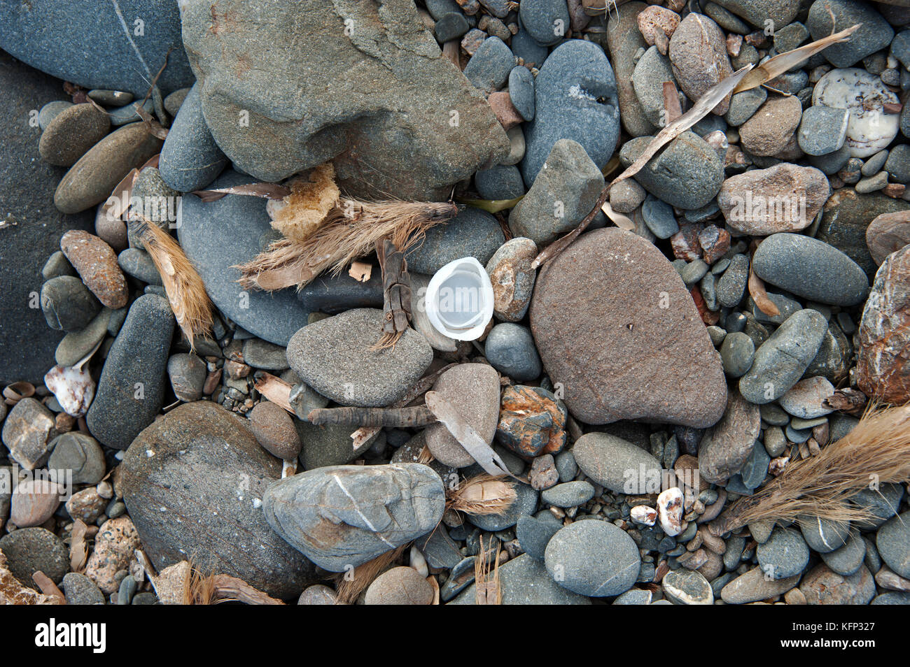 Bis Kunststoff Flasche top an einem Strand angespült auf der Insel Menorca im Mittelmeer Stockfoto