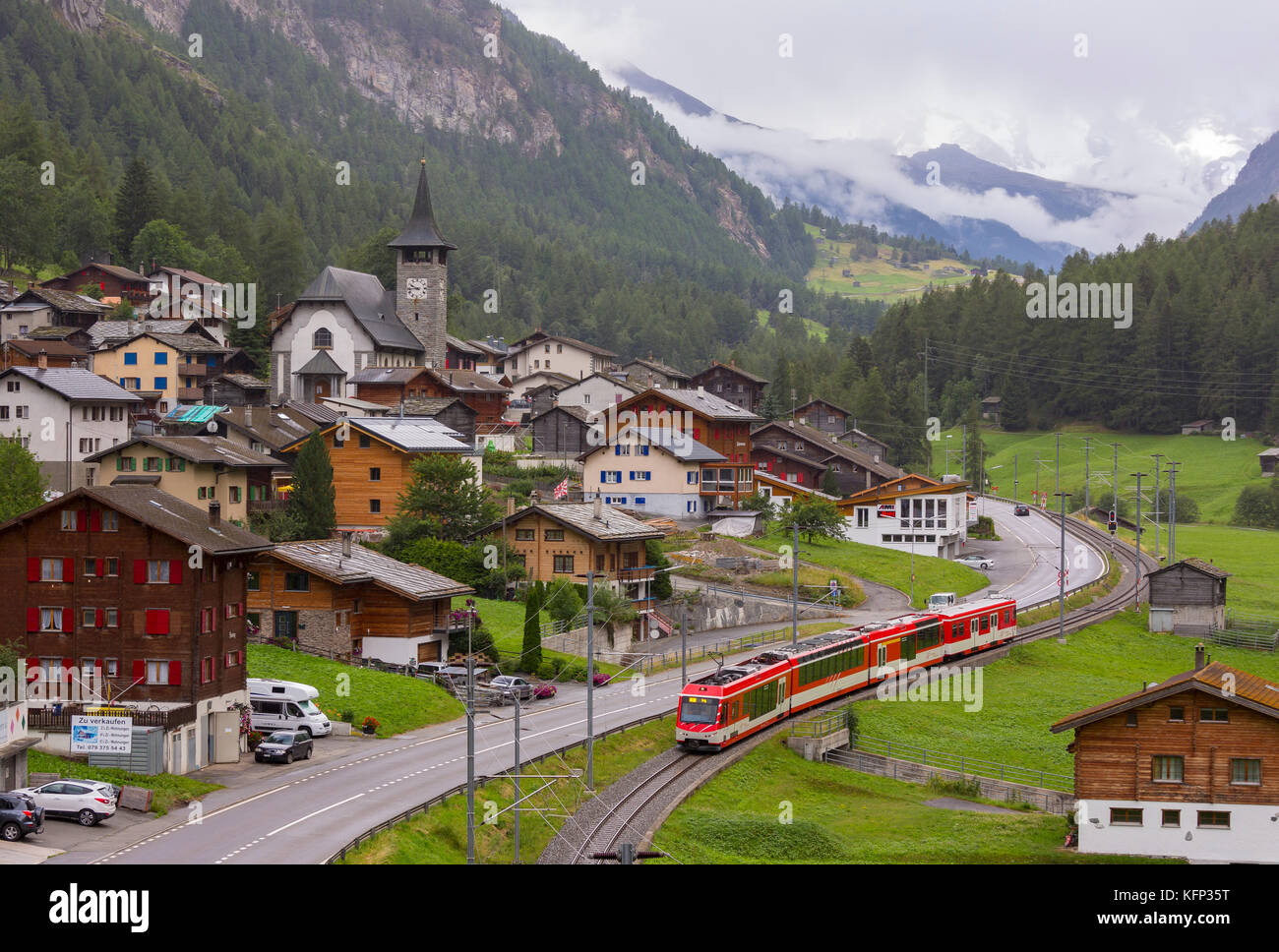 Herbriggen, Schweiz - Eisenbahn Zug durch das Dorf. Stockfoto