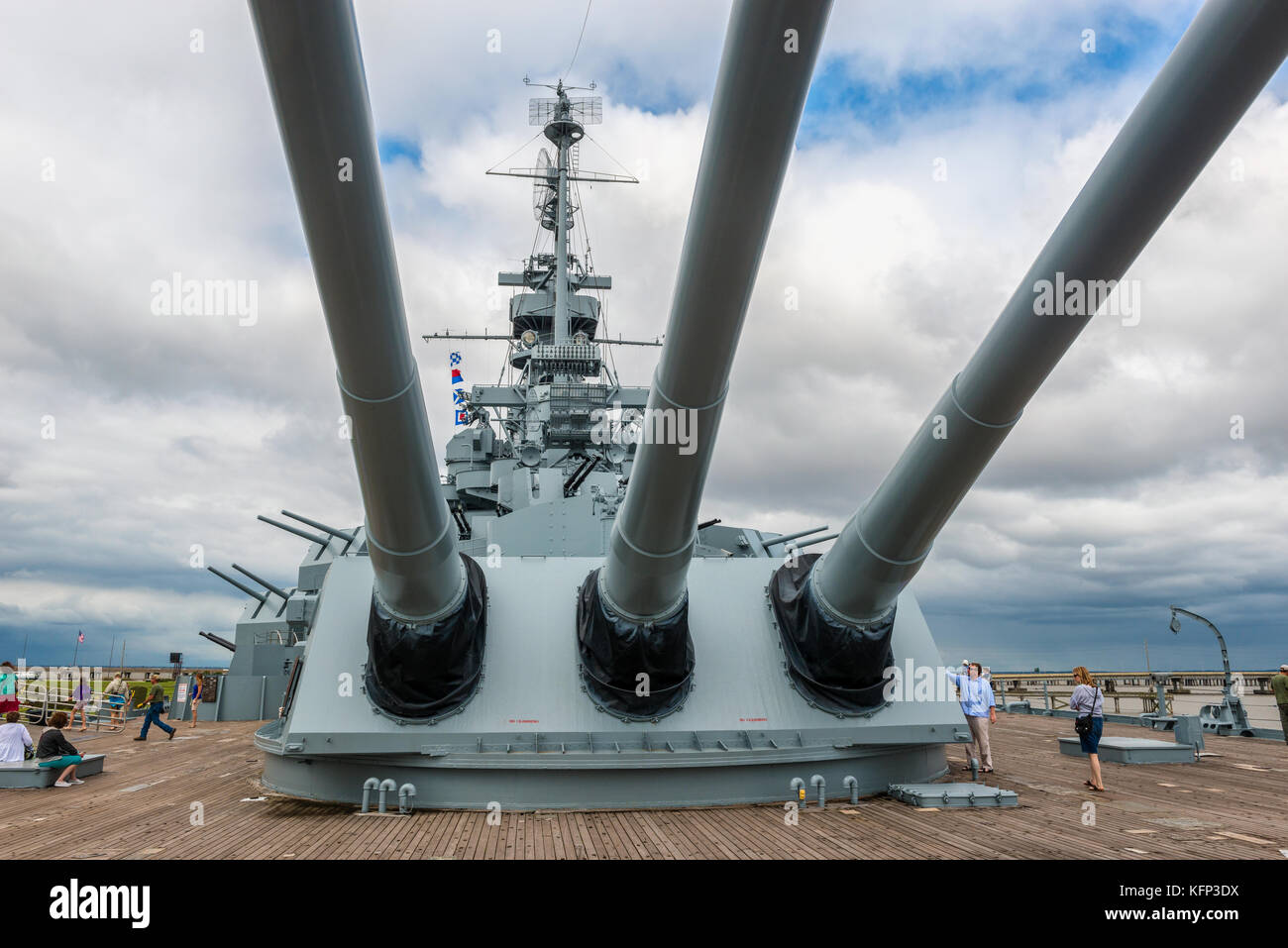 Waffen am hinteren Ende des USS Alabama Schlachtschiffs im Memorial Park in Mobile, Alabama, USA Stockfoto