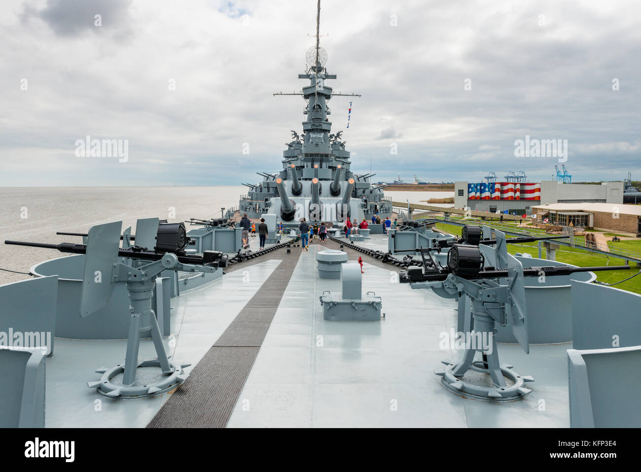 Das Schlachtschiff USS Alabama im Memorial Park in Mobile, Alabama, USA. Der Park hat eine Sammlung von bemerkenswerten Militärflugzeugen und Museumsschiffen Stockfoto