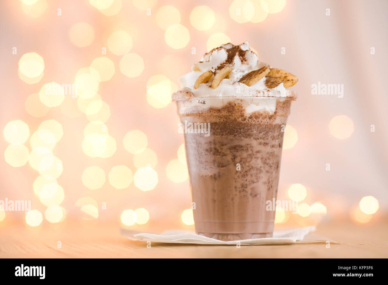 Banane Kakao in einen Kunststoffbecher zu nehmen Stockfoto