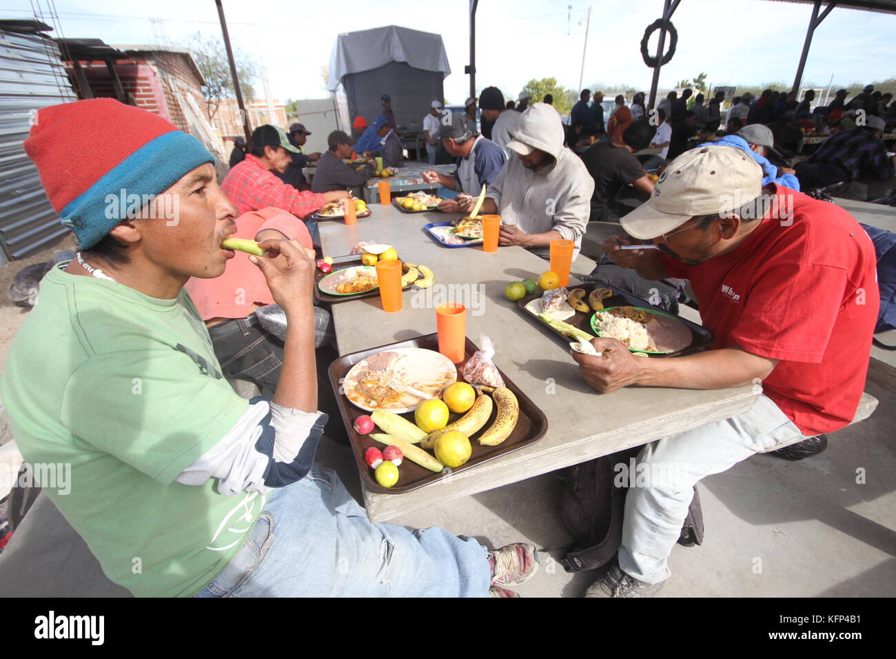 Migrantes Hondureños durante su paso por Hermosillo con rumbo al Norte se reúnen en un comedor a punto de medio día. .staff /nortephoto.com,CREDITO OBLIGATORIO*** Stockfoto