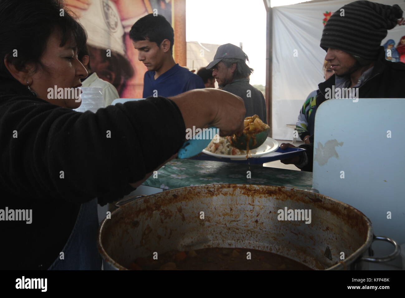 Migrantes Hondureños durante su paso por Hermosillo con rumbo al Norte se reúnen en un comedor a punto de medio día. .staff /nortephoto.com,CREDITO OBLIGATORIO*** Stockfoto