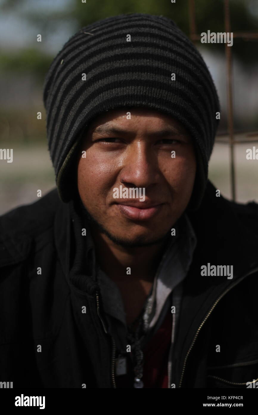 Migrantes HondureÃ±os durante su paso por Hermosillo con rumbo al Norte se reÃºnen en un comedor a punto de medio dÃ­a. .Staff /nortephoto.com**CREDITO ObligatORIO** Luis Gustavo Matute migrante viajero de origen Hodureño en su paso por Hermosillo, Sonora Mexiko. Stockfoto