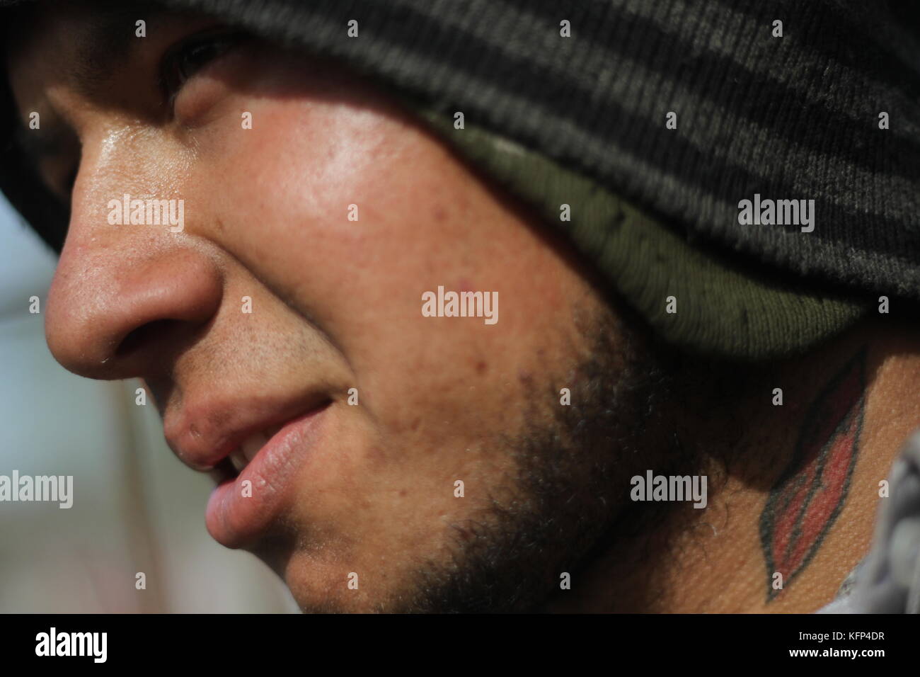 Migrantes HondureÃ±os durante su paso por Hermosillo con rumbo al Norte se reÃºnen en un comedor a punto de medio dÃ­a. .Staff /nortephoto.com**CREDITO ObligatORIO** Luis Gustavo Matute migrante viajero de origen Hodureño en su paso por Hermosillo, Sonora Mexiko. Stockfoto