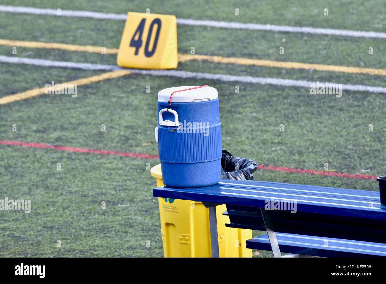 Wasserkühler auf der Bank bei einem Fußballspiel Stockfoto