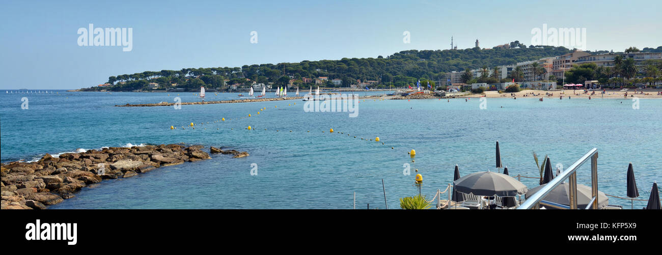 Antibes, Frankreich - 26. September 2017: Menschen Sonnenbaden an Antibes Beach an einem heißen Herbsttag. Stockfoto