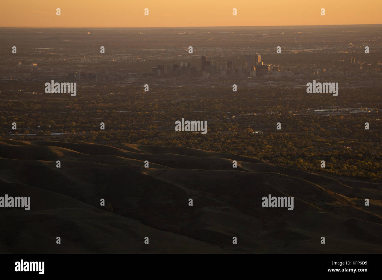 Vom Gipfel des Mount Morrison, eine Ansicht von Green Mountain alle Weise hinter Denver International Airport. Stockfoto