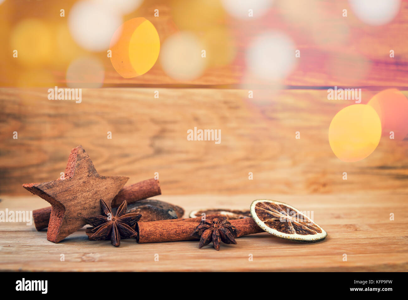 Weihnachten Holz- Hintergrund mit Gewürzen, Orange, Zimt, Sterne Stockfoto