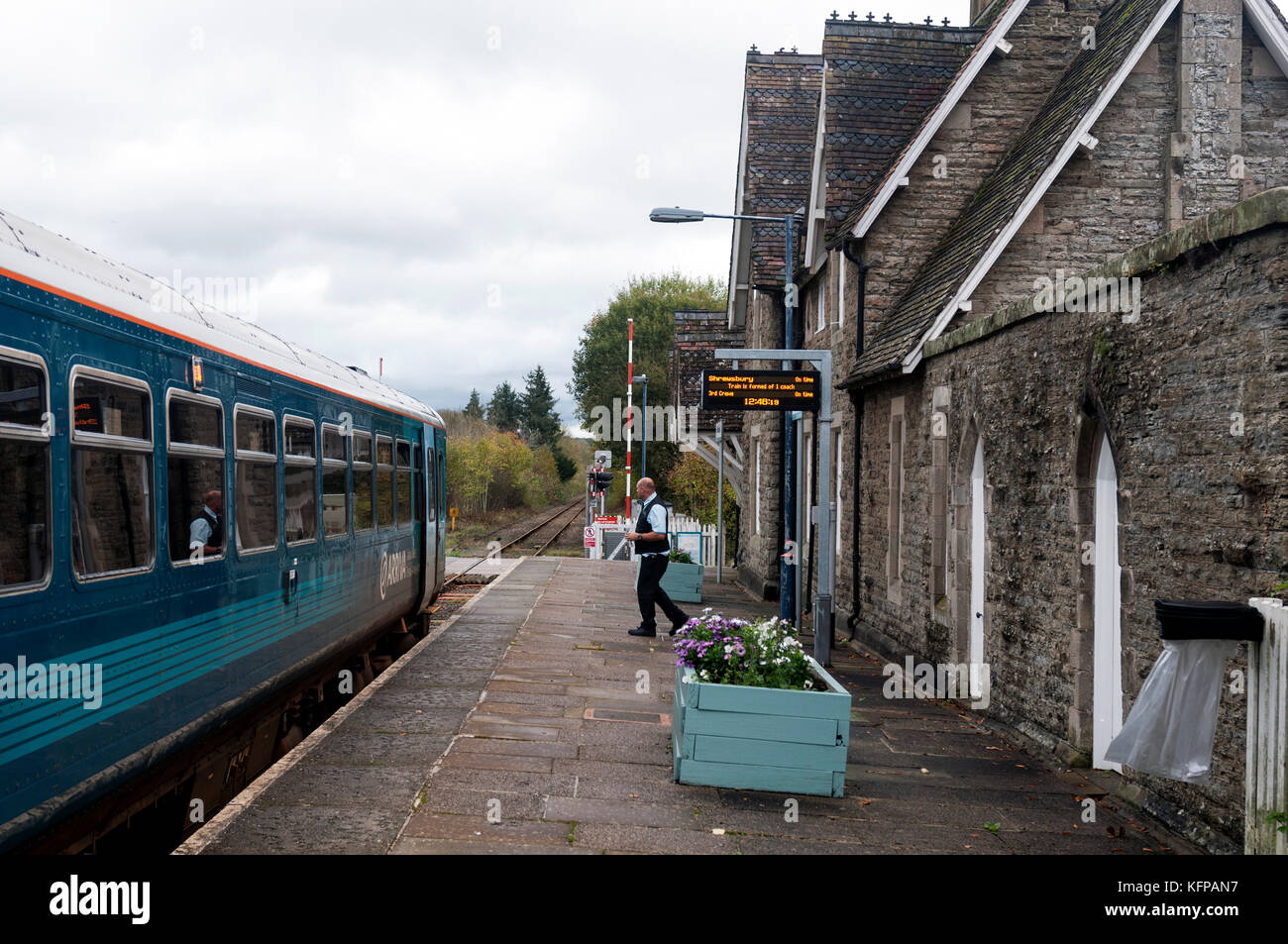 Arriva Trains Wales Zug an der Bucknell Station im Herzen von Wales, Shropshire, Großbritannien Stockfoto