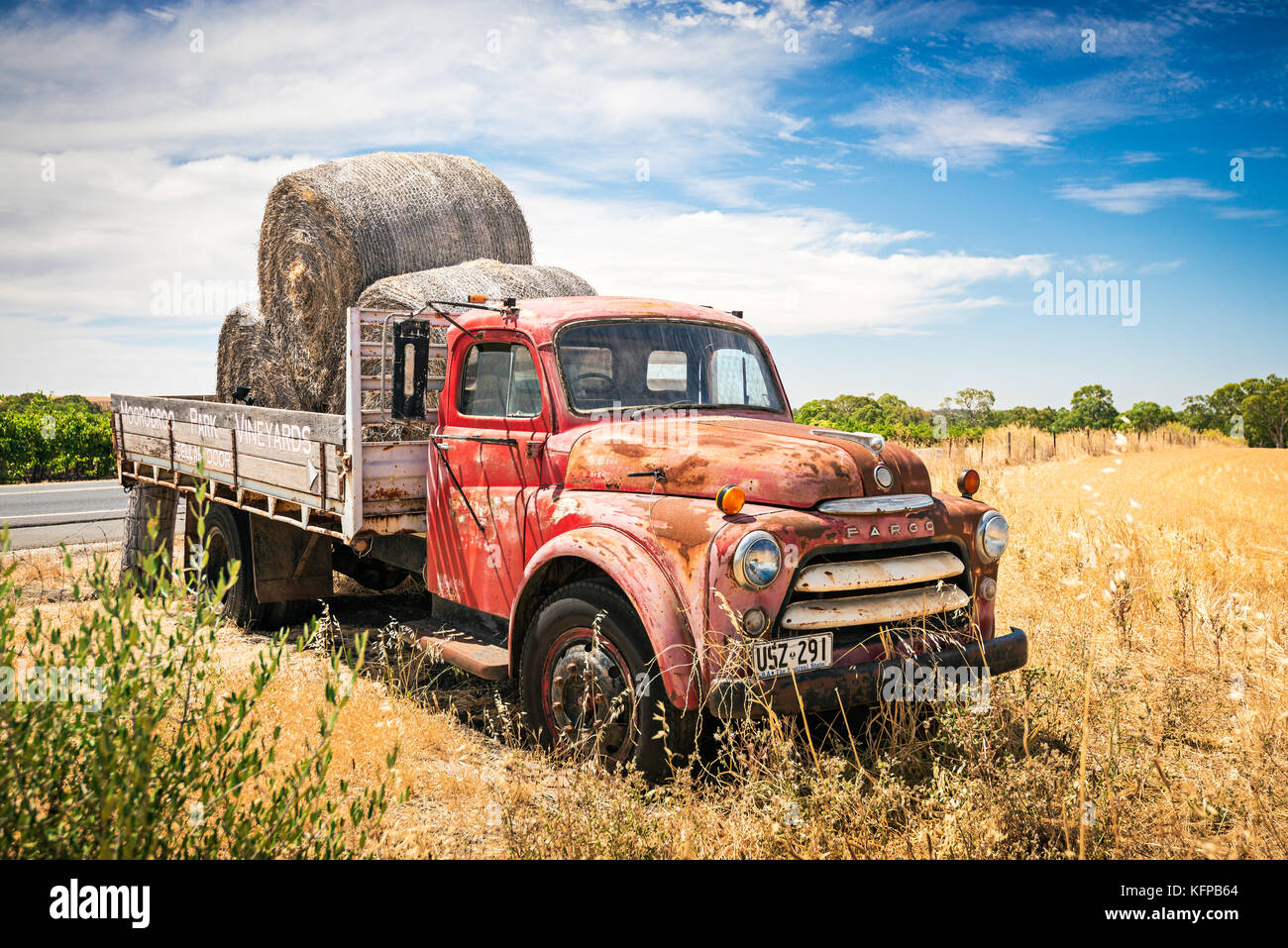 Adelaide, Australien - Januar 16, 2016: alten, verlassenen Truck mit Heu in der Nähe von moorooroo Park Weinberge im Barossa Valley, South Australia Stockfoto