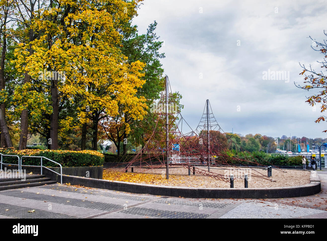 Berlin, Wannsee Hafen. Kinder Klettergerüst und Spielplatz ist im Herbst  verlassen Stockfotografie - Alamy