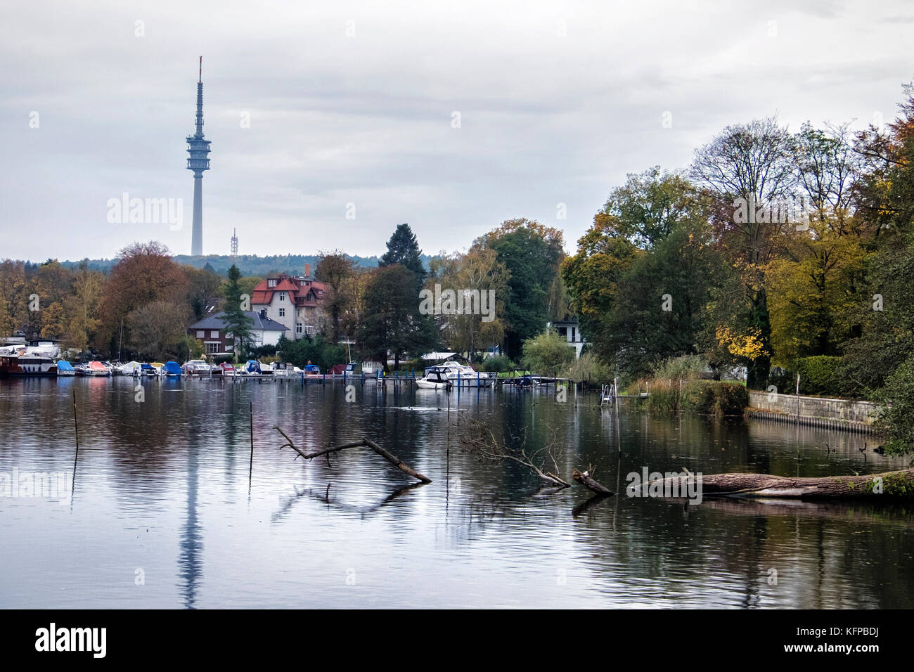 Berlin-Wannsee. Pohlesee, Seeseitenhäuser und Fernmeldeturm Berlin, Fernmeldeturm am Schäferberg, 212 Meter hohe Struktur Stockfoto