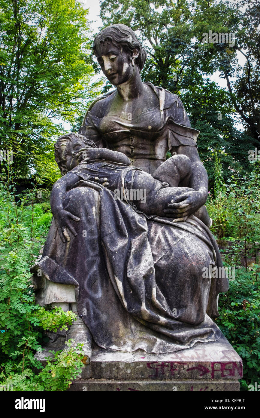 Berliner Volkspark Priedrichshain, öffentlicher Park. Skulptur von Mutter & Kind von Bildhauer Edmund Gomansky 1898 im Duft Garten Stockfoto