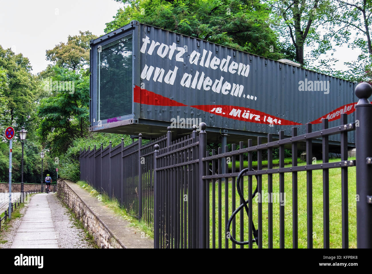 Berliner Volkspark Priedrichshain, öffentlicher Park. FHXK Friedrichshain-Kreuzberg museum Sonderausstellung in Shipping Container erklärt Geschichte von 1848 Revolu Stockfoto