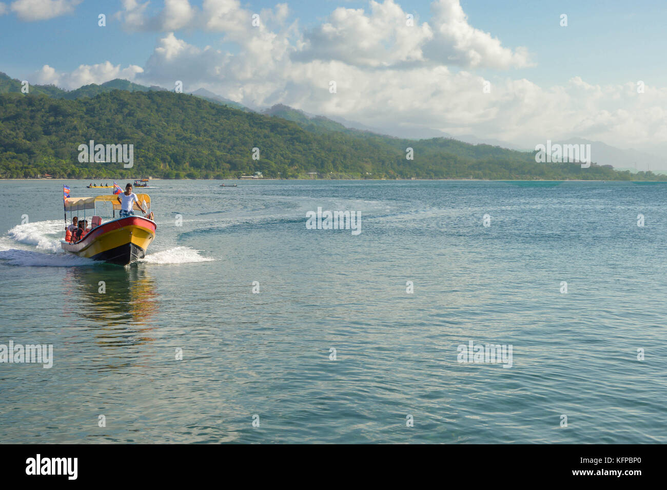 Omoa, Honduras - 11. April 2015: Am 11. April 2015 fährt ein Einheimischer das Motorboot in der Nähe der Küste eines karibischen Resorts in Omoa, Honduras Stockfoto