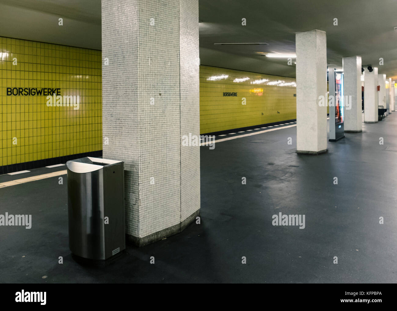 Berlin, Tegel. BORSIGWERKE U-6 U-Bahn, Plattform, Station anmelden, Gelb gefliesten Wänden, weißen Säulen Stockfoto