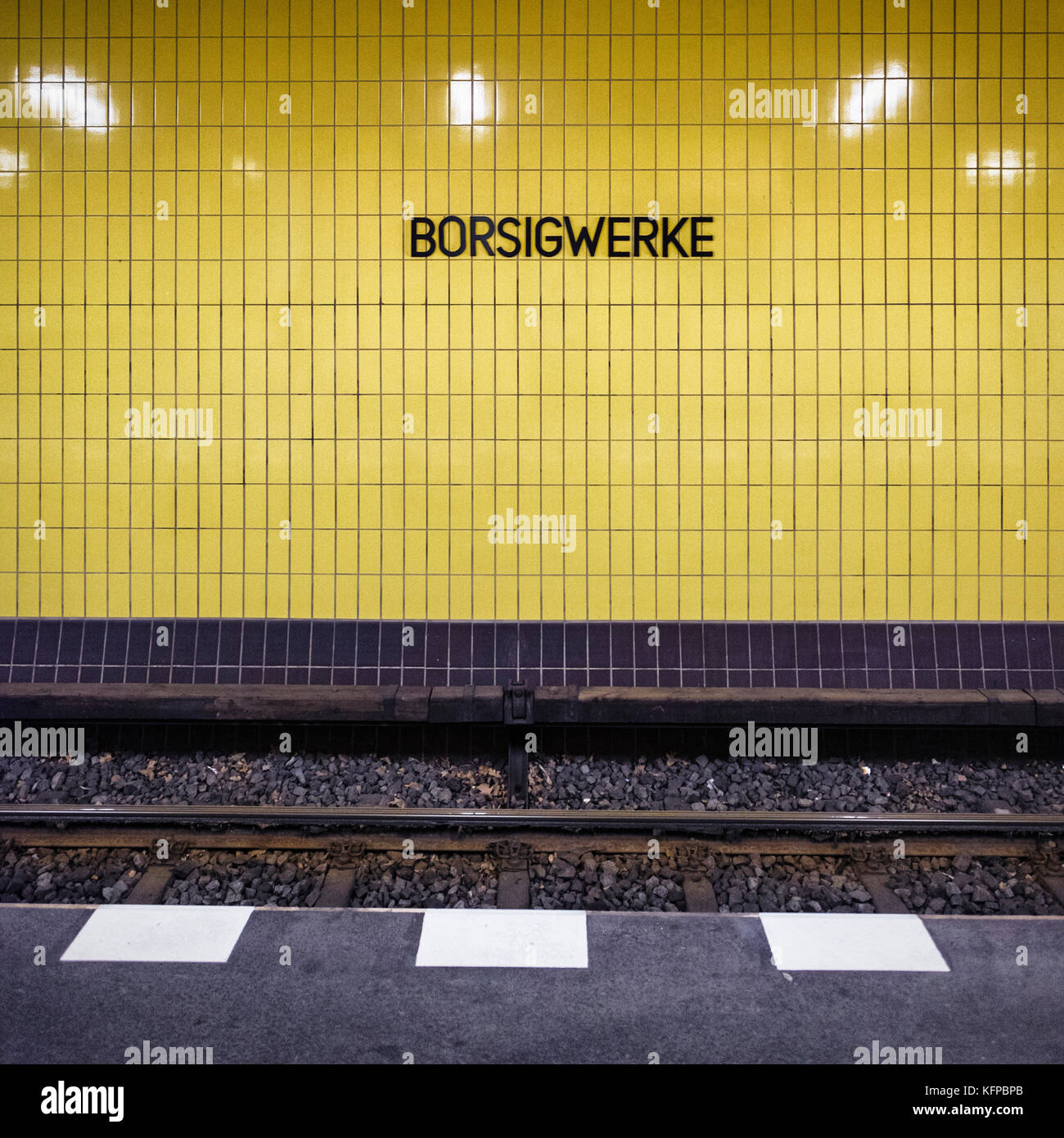 Berlin, Tegel. BORSIGWERKE U-6 U-Bahn, Plattform, Station anmelden, Gelb gefliesten Wänden Stockfoto