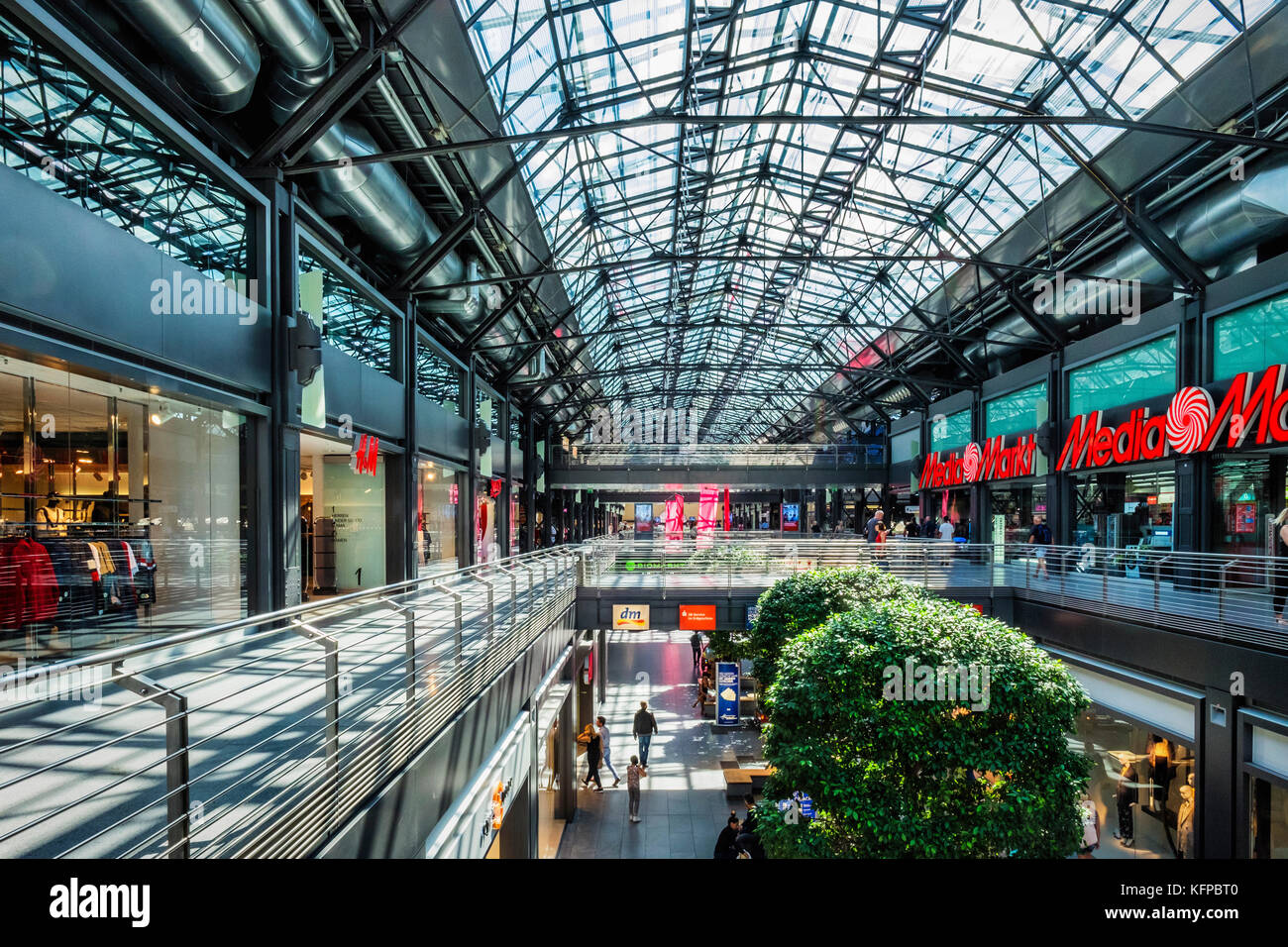 Berlin, Tegel. Hallen am Borsigturm, Luxus Shopping Center, Borsig Turm Shopping Mall im ehemaligen Borsig Werkhallen. Innenraum, Stahlrahmen Stockfoto