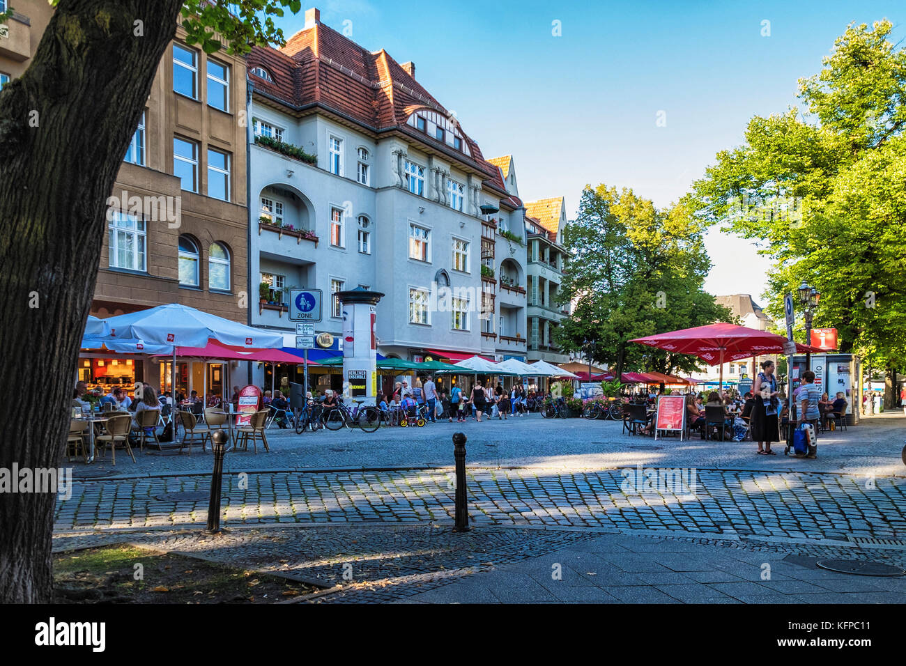 Berlin AltTegel. Menschen genießen Sie Speisen in der Fußgängerzone