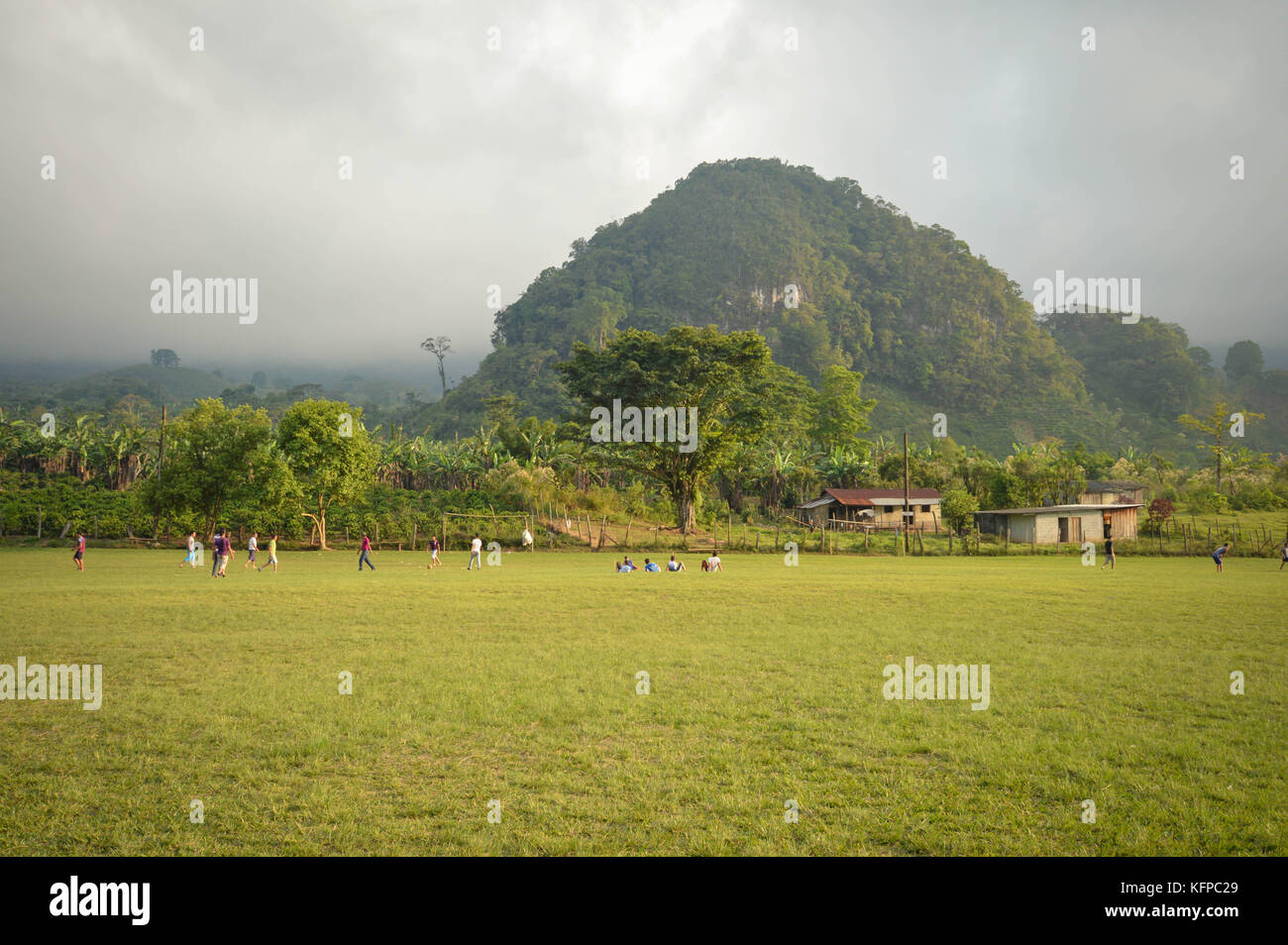 Fußballplatz und den nebligen Bergen Kalkstein Landschaften von Santa Barbara Nationalpark in Honduras. Fußball ist sehr beliebt in Honduras Stockfoto