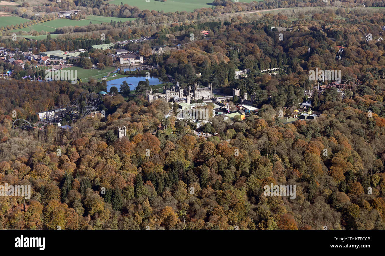 Luftaufnahme von Alton Towers Adventure Park, ein Vergnügungspark in der Nähe von Stoke, Großbritannien Stockfoto