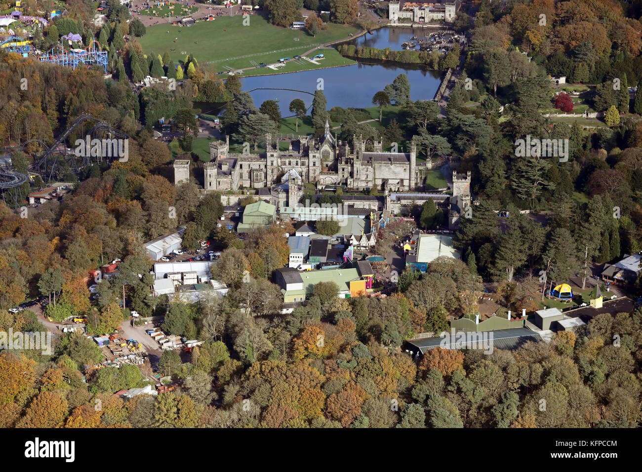 Luftaufnahme von Alton Towers Adventure Park, ein Vergnügungspark in der Nähe von Stoke, Großbritannien Stockfoto
