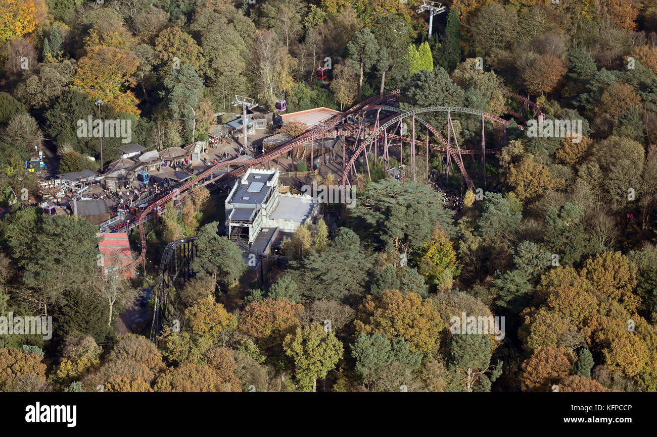 Luftaufnahme von Alton Towers Adventure Park, ein Vergnügungspark in der Nähe von Stoke, Großbritannien Stockfoto