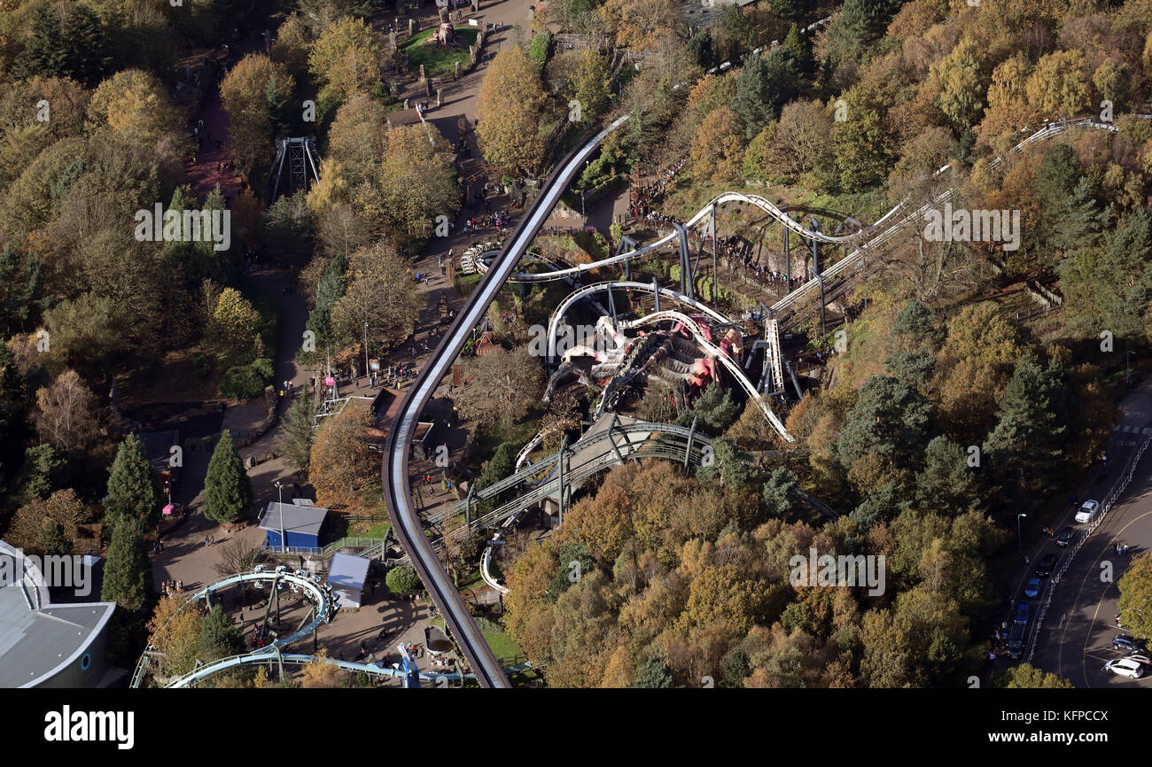 Luftaufnahme von Alton Towers Adventure Park, ein Vergnügungspark in der Nähe von Stoke, Großbritannien Stockfoto