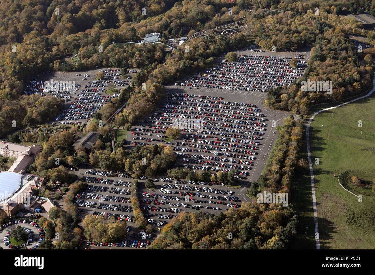 Luftaufnahme von Alton Towers Adventure Park, ein Vergnügungspark in der Nähe von Stoke, Großbritannien Stockfoto