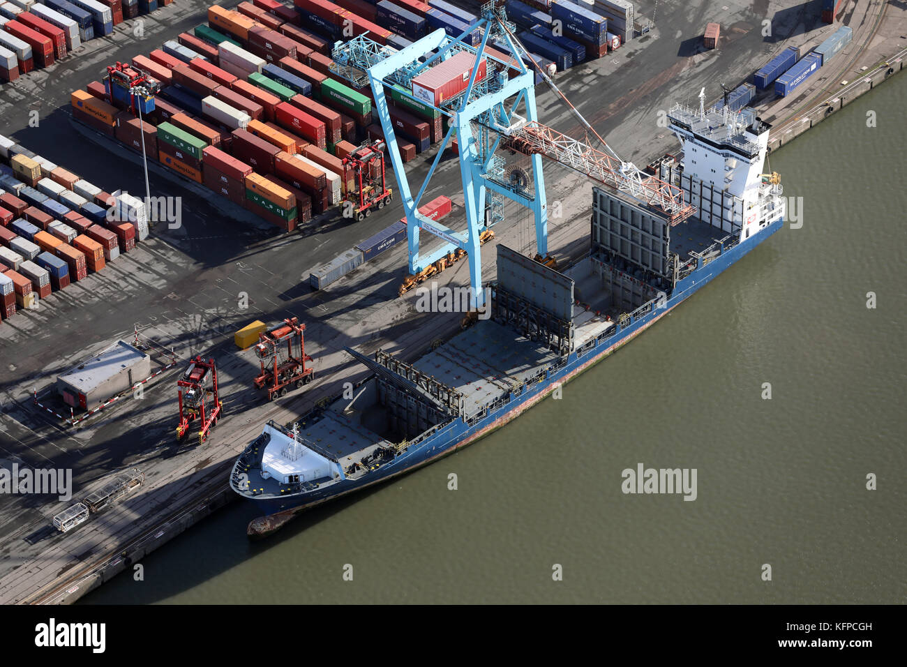 Luftbild des Schiffs im Seaforth Docks, einen Container Terminal, über den Fluss Mersey, Großbritannien Stockfoto