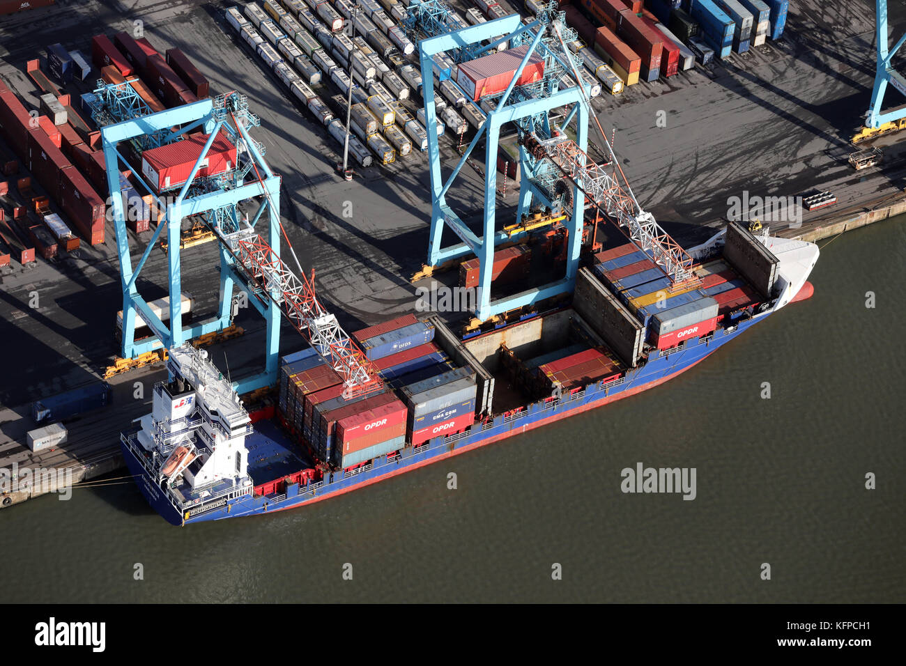 Luftaufnahme der Begegnung in Seaforth Docks, einen Container Terminal, über den Fluss Mersey, Großbritannien Stockfoto