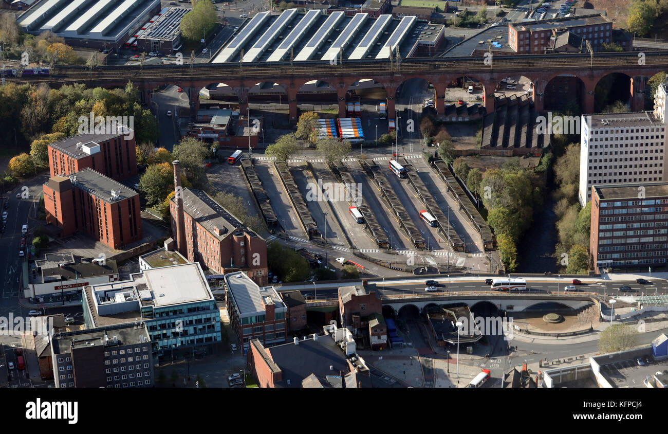 Luftaufnahme von Stockport Busbahnhof und dem berühmten Eisenbahnviadukt, Großbritannien Stockfoto