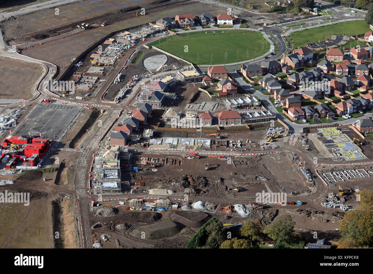 Luftbild der neuen Häuser am ehemaligen Woodford Flugplatz, Cheshire, Großbritannien gebaut Stockfoto