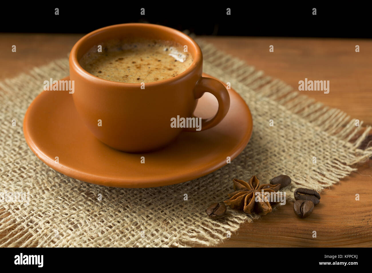 Der Kaffee auf einem Holztisch. Kaffeebohnen und Sternanis Stockfoto
