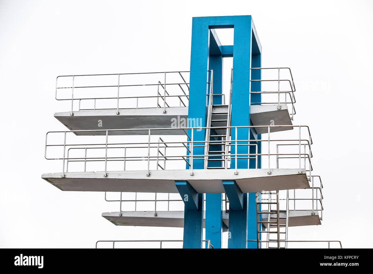 Öffentliches Schwimmbad, für die Saison geschlossen, im Herbst, Sprungturm, gruga schlecht, Essen, Deutschland Stockfoto