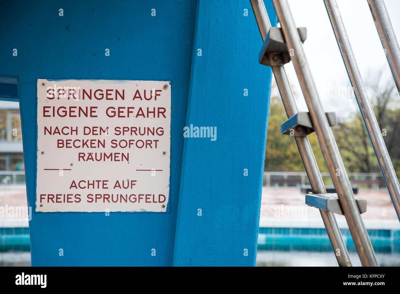 Öffentliches Schwimmbad, für die Saison geschlossen, im Herbst, Sprungturm, gruga schlecht, Essen, Deutschland, auf eigene Gefahr springen Stockfoto