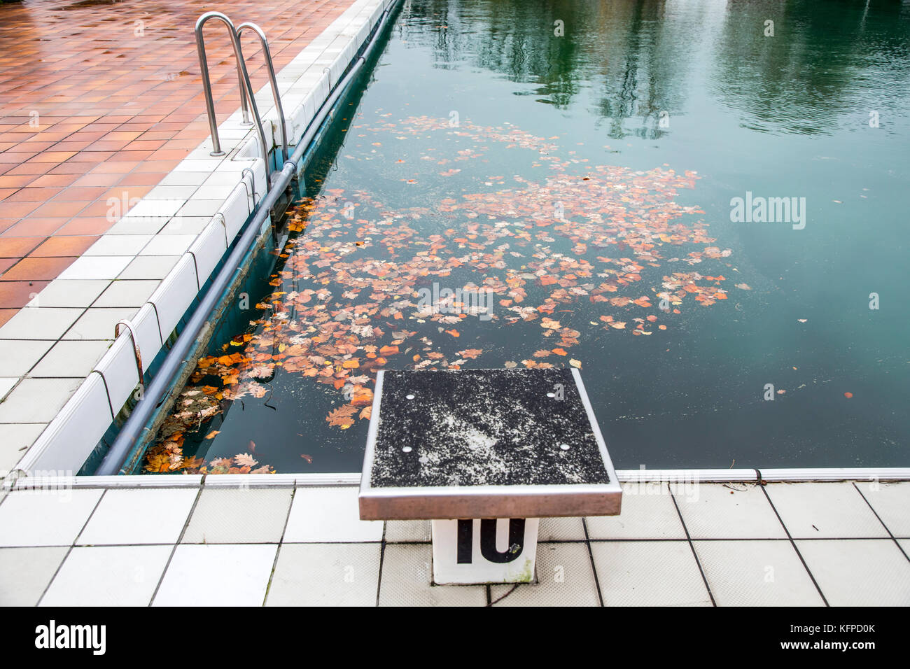 Öffentliches Schwimmbad, für die Saison geschlossen, im Herbst, Stockfoto