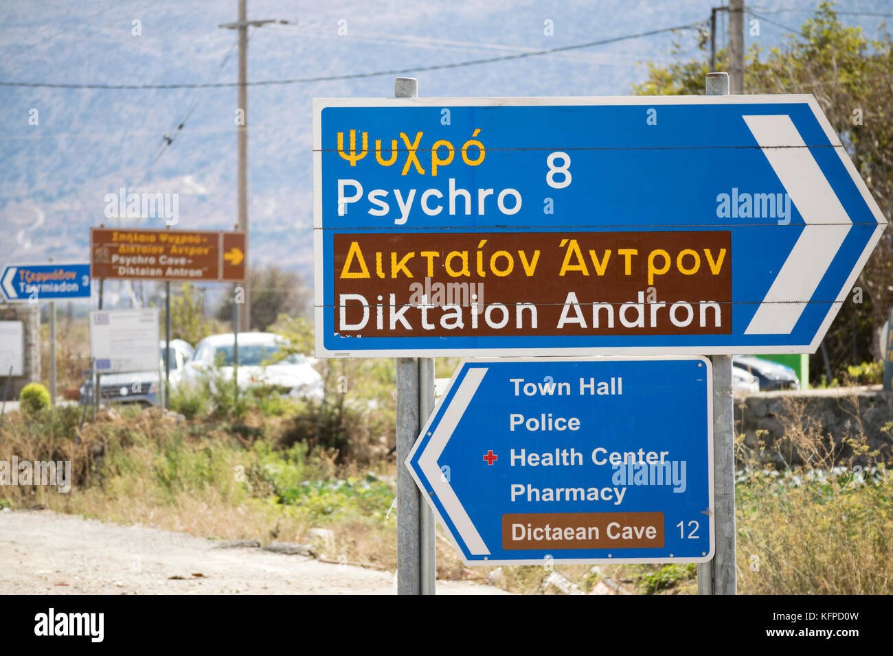 Straßenschilder in Griechisch und Englisch. Lassithi Hochebene, Kreta, Griechenland. Oktober 2017 Stockfoto