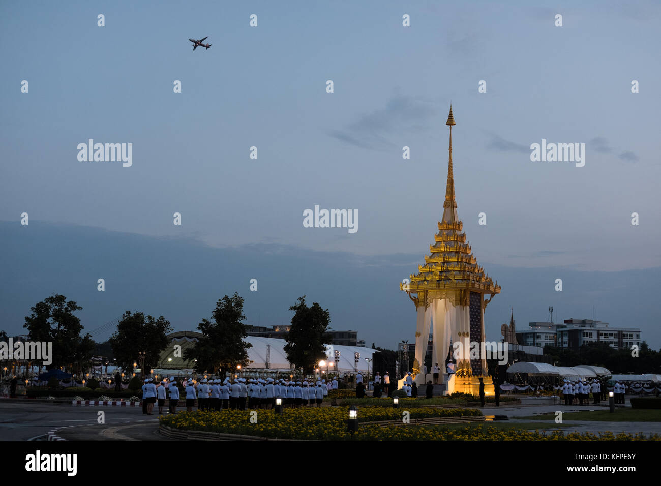 Chiang Mai, Thailand - 26. Oktober 2017: Thai anwesenden Sandelholz Blumen als letzte Hommage an Seine Majestät den König Bhumibol Adulyadej bef Stockfoto